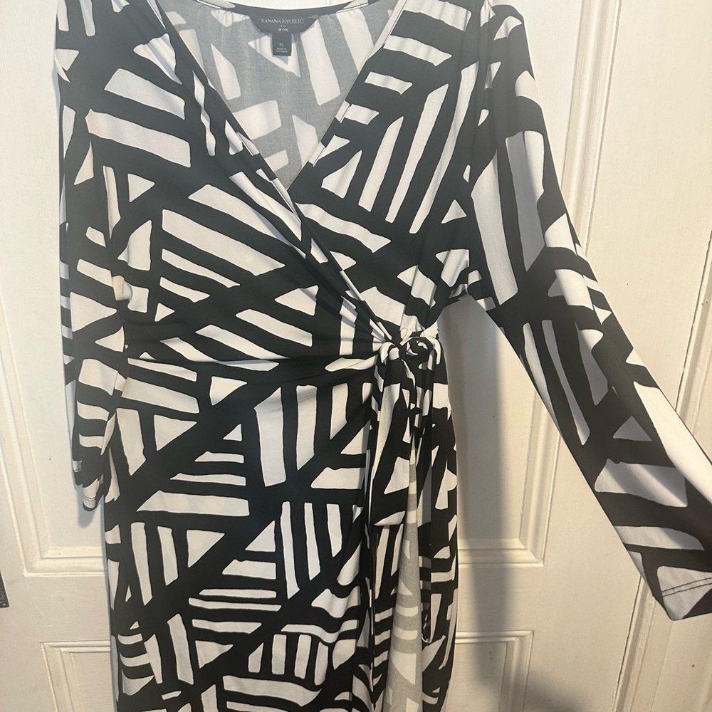 Black and White Geometric Midi Dress with long Sleeves